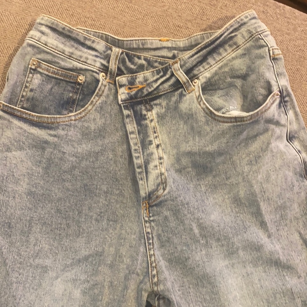 Oversized mom jeans never worn. Size small.
